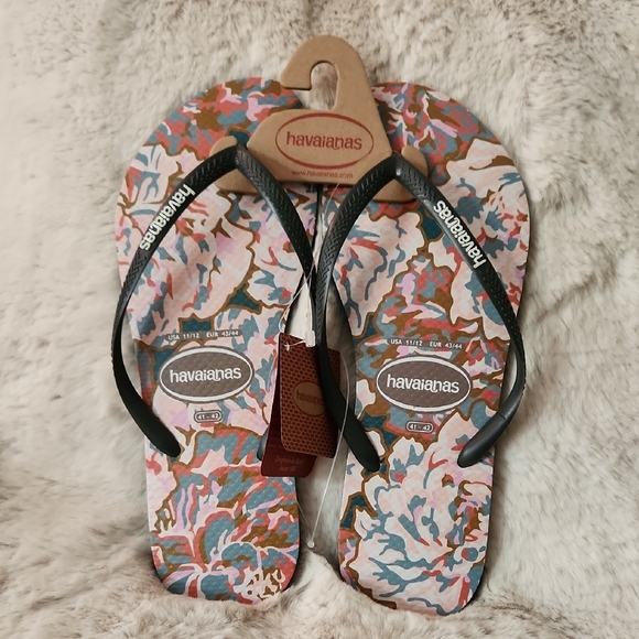 NWT Havaianas Women's Dark Grey Floral Sandals-Size 11/12 - Picture 1 of 4